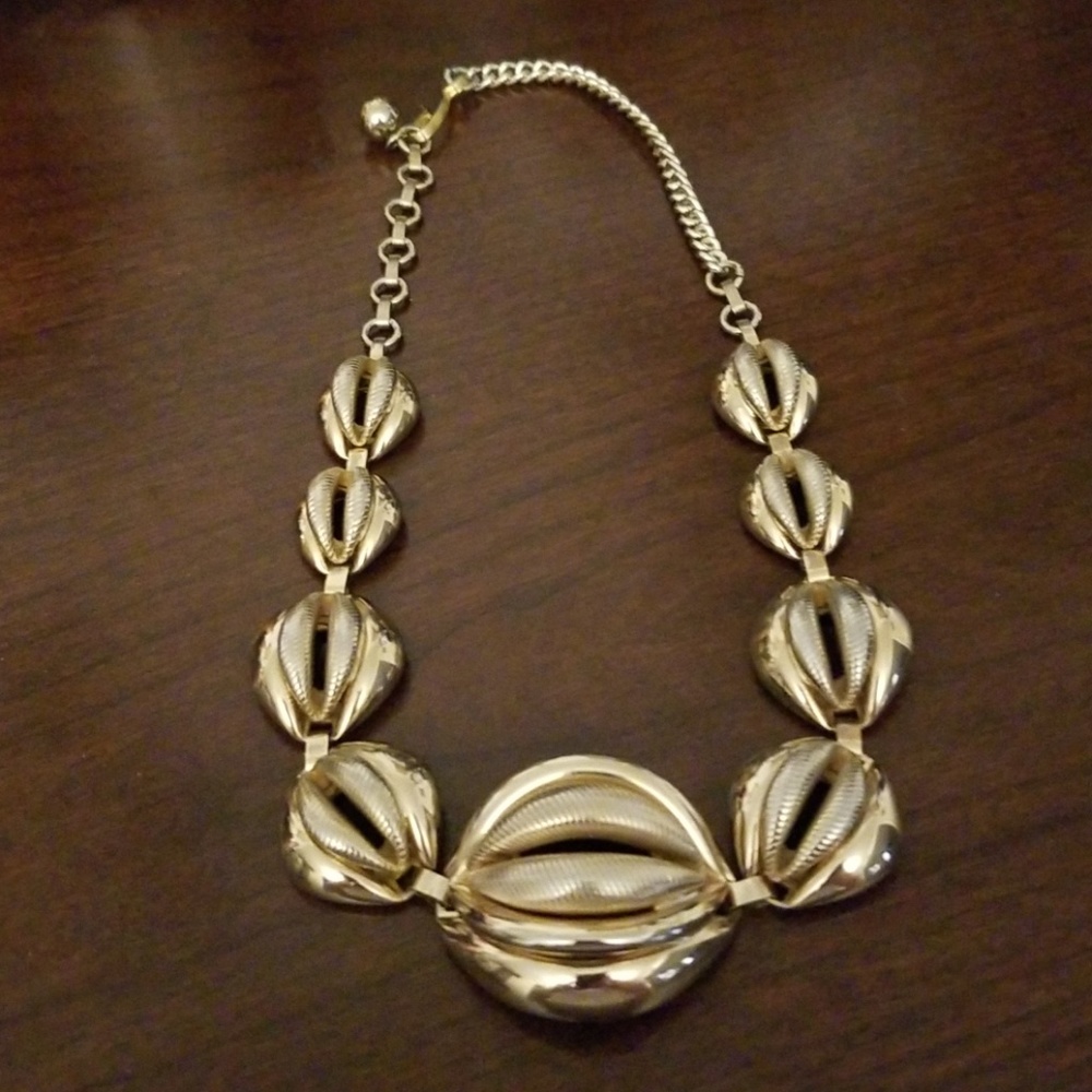 Beautiful goldtone choker necklace